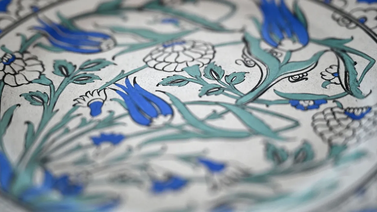 L’art des céramiques bleues d’Iznik, une tradition turque retrouvée L’art des céramiques bleues d’Iznik, une tradition turque retrouvée