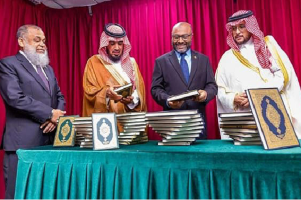 Передача 25 000 экземпляров Корана Мальдивам