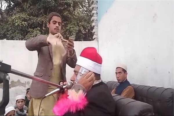 Египетский чтец отреагировал на бросание денег на пакистанском собрании Корана